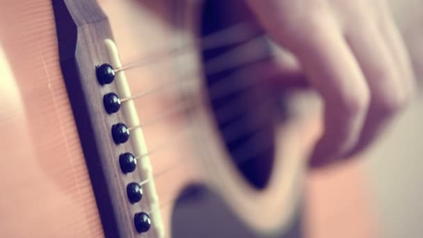 Toca Guitarra Primer plano — Vídeos de Stock