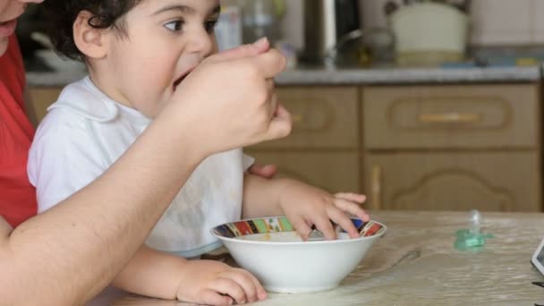 Dítě bere jídlo — Stock video
