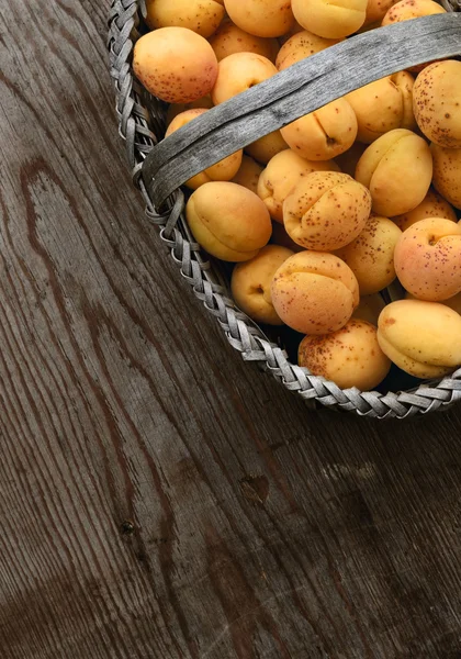 用成熟的杏子又满的篮子 — 图库照片