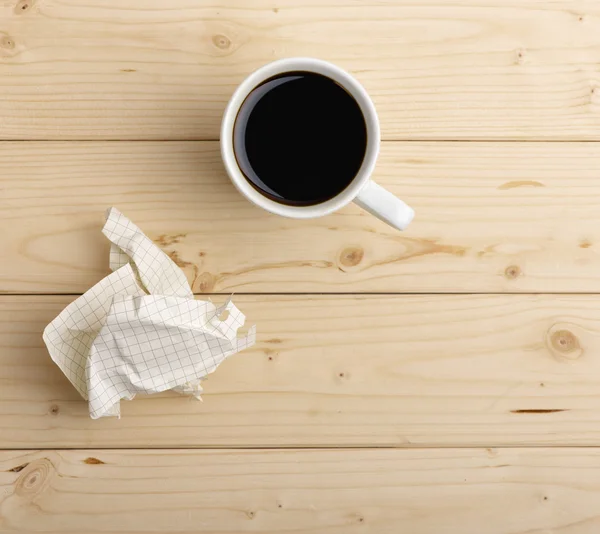 Tasse Kaffee und zerknülltes Papier — Stockfoto