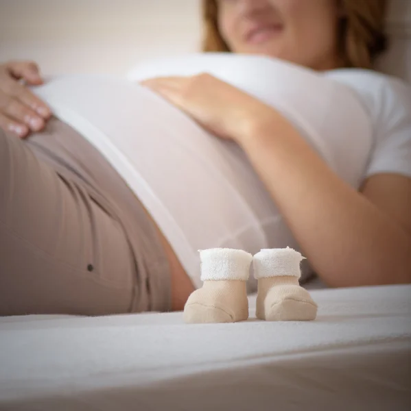 Schwangere liegt auf einem Bett — Stockfoto