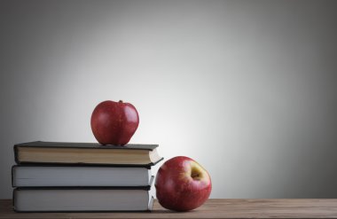 kitap ve Kırmızı elma