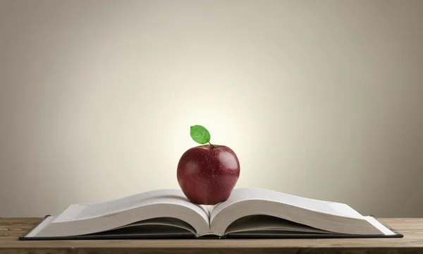 Defteri'ni ahşap bir masa üzerine kırmızı elma ile