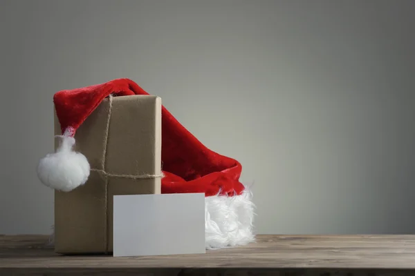 サンタの帽子と贈り物 — ストック写真