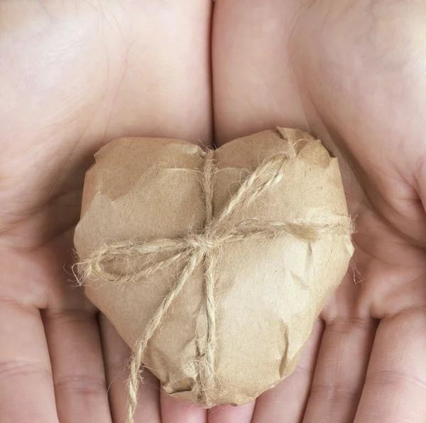 Manos sosteniendo un corazón — Foto de Stock