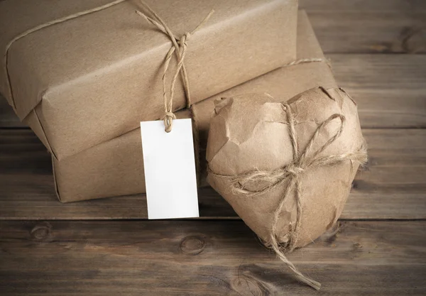 Heart and box wrapped in brown kraft paper — Stock Photo, Image