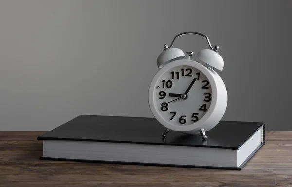 Alarm clock and book — Stock Photo, Image
