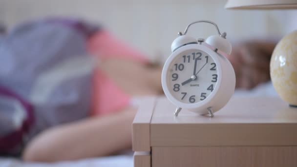 Sveglia chiama 8 del mattino, una donna si sveglia e si alza dal letto — Video Stock