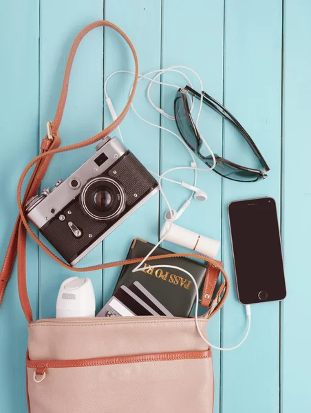 Bolso femenino con de pertenencias personales —  Fotos de Stock