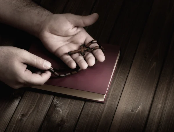 Cross in the hands of — Stock Photo, Image