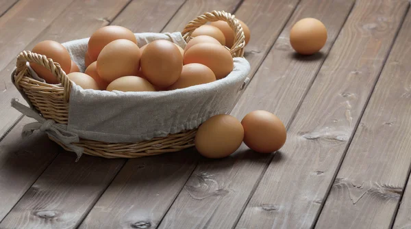 Huevos de gallina en una cesta — Foto de Stock