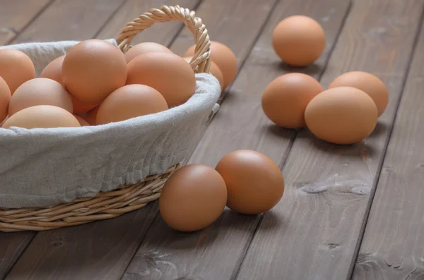Huevos de pollo en una cesta — Foto de Stock