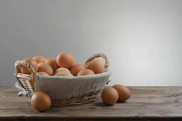 Eier in einem Korb verstecken Stockfoto