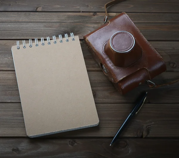 Retro camera on wooden table — Stock Photo, Image