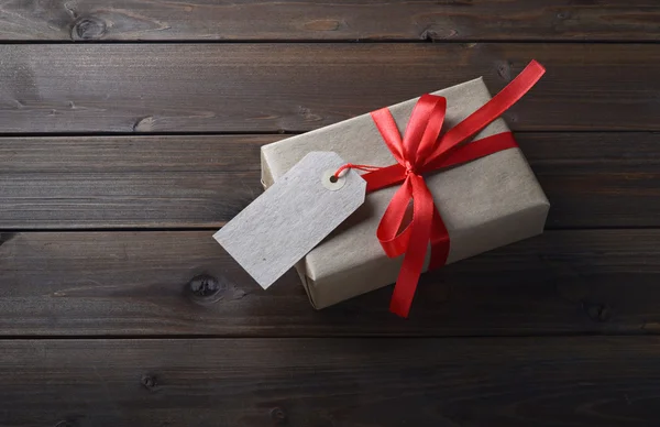 Caja de regalo con cinta roja — Foto de Stock