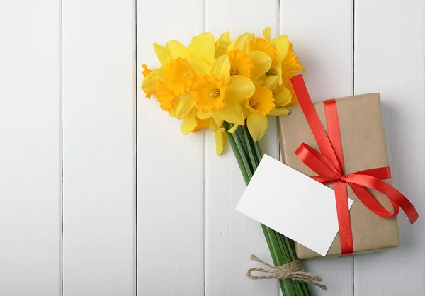 Narcisos con una caja de regalo Imagen de stock