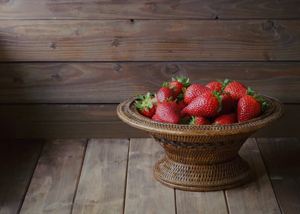 Φράουλες σε ένα μπολ — Φωτογραφία Αρχείου