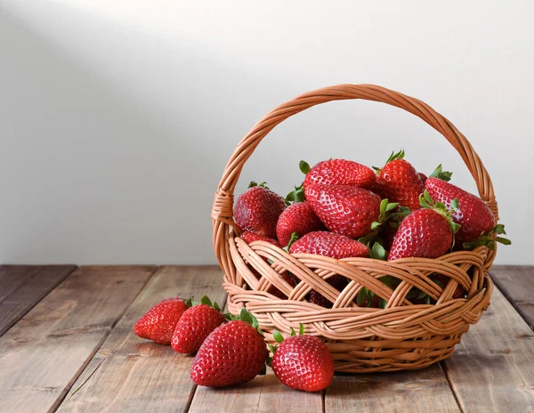 Φράουλες σε καλάθι — Φωτογραφία Αρχείου