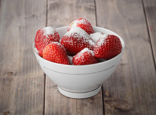 Φράουλες, πασπαλισμένο με ζάχαρη — Φωτογραφία Αρχείου