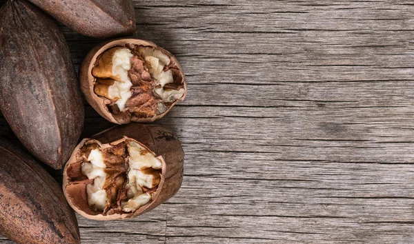 Pekanové ořechy dřevěný stůl — Stock fotografie