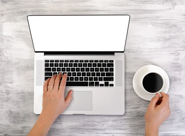 Laptop en kopje koffie — Stockfoto