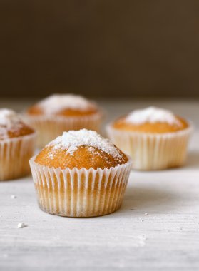 Kekler ahşap bir masada.