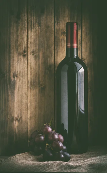 Butelka czerwonego wina z winogron — Zdjęcie stockowe