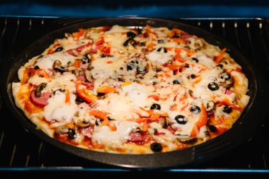 Pizza fırında.