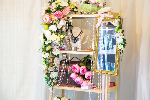 Estante decorado con flores — Foto de Stock