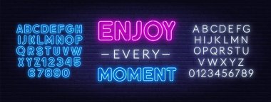 Her anın tadını çıkar. Duvardaki ilham verici alıntının..