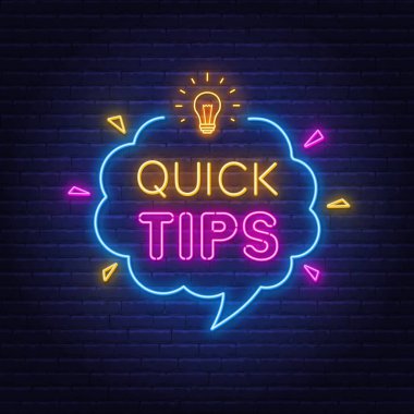 Duvarın arka planında neon ışığı.