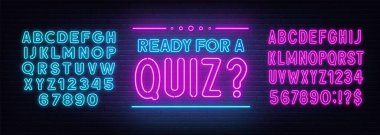 Tuğla duvar arkaplanındaki Quiz neon tabelasına hazırım.