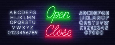 Tuğla duvar arka planında neon işareti açılıp kapanıyor.