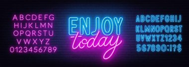 Tuğla duvardaki neon harflerin keyfini çıkarın..