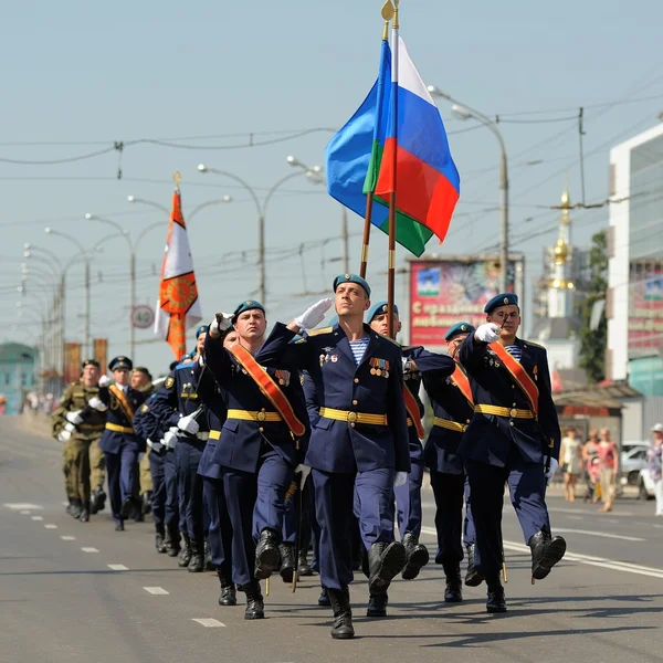 вынос знамени. парад 9 мая знаменная группа. марш с флажками. марш с флажками. парад знамен.
