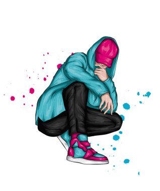 Şık bir kapüşonlu, şortlu ve spor ayakkabılı bir adam çömeliyor. Giysiler ve aksesuarlar.