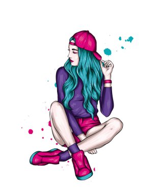 Şortlu ve şapkalı güzel bir kız. Moda, tarz, giysi ve aksesuarlar..