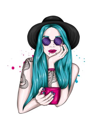 Şık şapkalı ve gözlüklü güzel bir kız. Moda, tarz, giysi ve aksesuarlar. Bir fincan kahve veya çay..