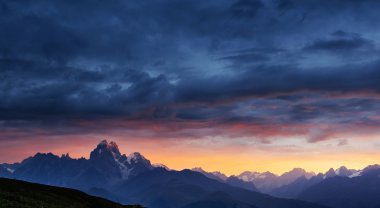 Dağlardan görünümüne dır Mheyer, Georgia Mount.