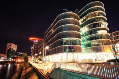 gece şehir osvitchene neon.