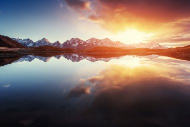 Sunset bulvarında dağ gölü Koruldi. Üst Svaneti, Georgia, Europe.