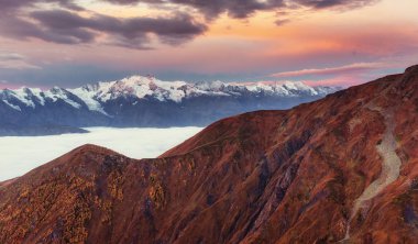 Sunset bulvarında dağ gölü Koruldi. Üst Svaneti, Georgia, Europe.