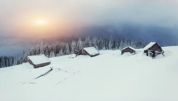 Faházak a naplemente a hegyekben. Kárpátok, Ukrajna, Európa. — Stock Fotó