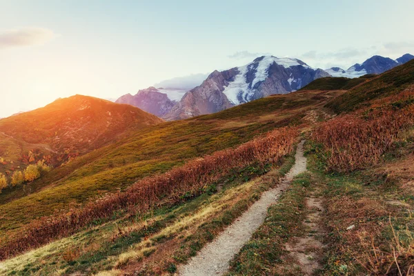 Herfst landschap en besneeuwde bergtoppen. — Stockfoto