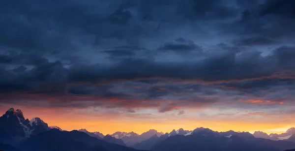 La vista desde las montañas al Monte Ushba Mheyer, Georgia . — Foto de Stock