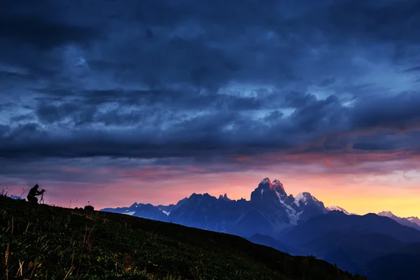 La vista desde las montañas al Monte Ushba Mheyer, Georgia . — Foto de Stock