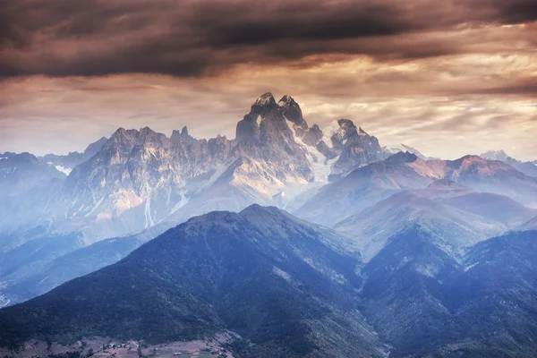 Montañas Rocosas en Georgia. Europa, Alto Svaneti — Foto de Stock