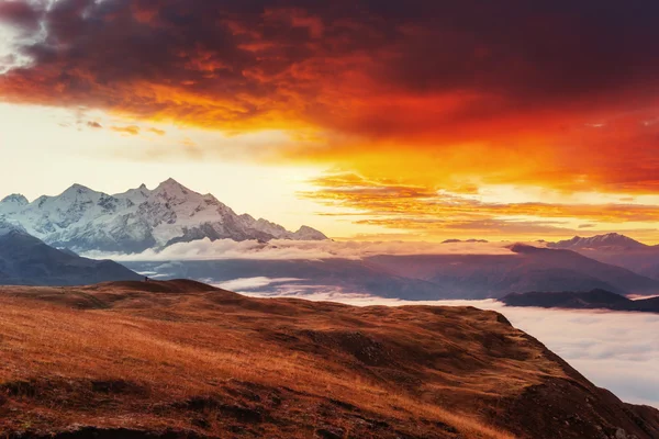 ดวงอาทิตย์ตกบนทะเลสาบภูเขา Koruldi Upper Svaneti, จอร์เจีย, ยุโรป . — ภาพถ่ายสต็อก