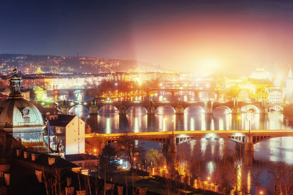 Abendlicher Blick auf die Moldau und die Brücken in Prag — Stockfoto