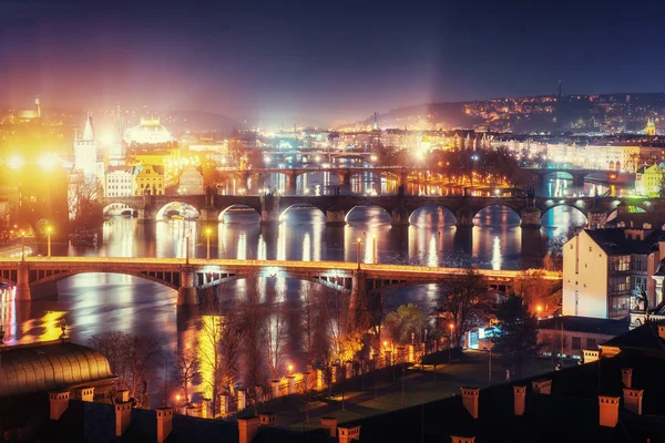 Vista noturna do rio Vltava e Pontes em Praga — Fotografia de Stock